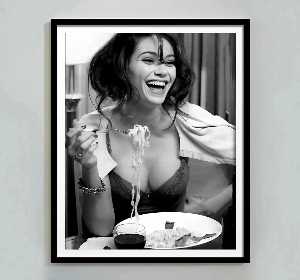 Retro Art Black and White Picture Italian Style Girls Eating Pasta Together Picture Home Room Restaurant Decoration