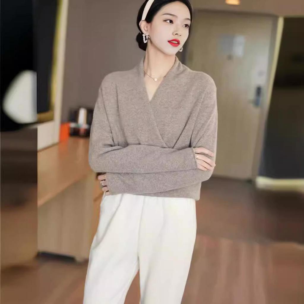 Chic Wool Knit V-Neck Cardigan: Casual, Loose Fit, Slimming, Long Sleeve Sweater for Women (Autumn/Winter)