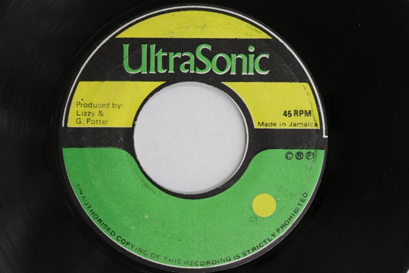 

7inch Record RONNIE DAVIS Run Around Girl Version NONE ULTRASONIC 1979 Jamaica Reggae Ska Dub Used
