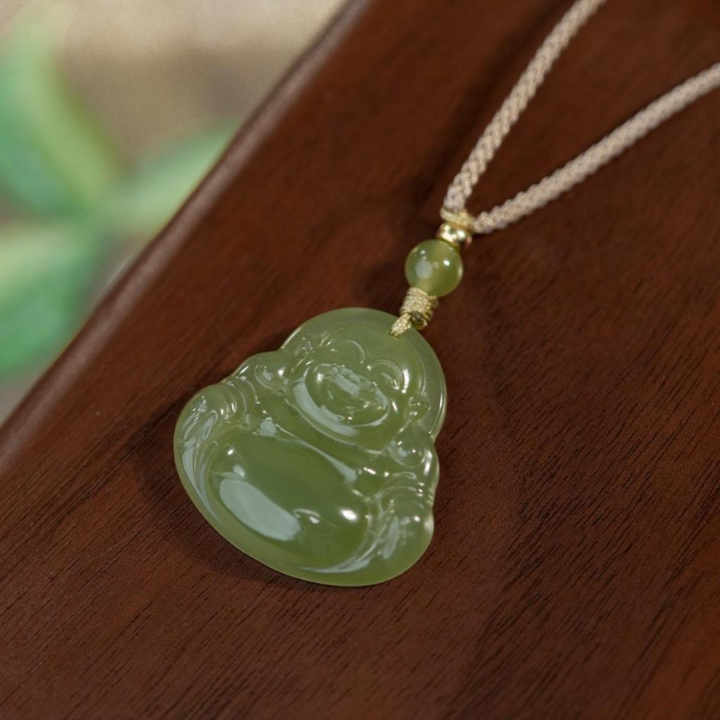 Natürliche afghanische Jade Maitreya Buddha Anhänger Halskette mit Pulloverkette und gewebtem Seil.