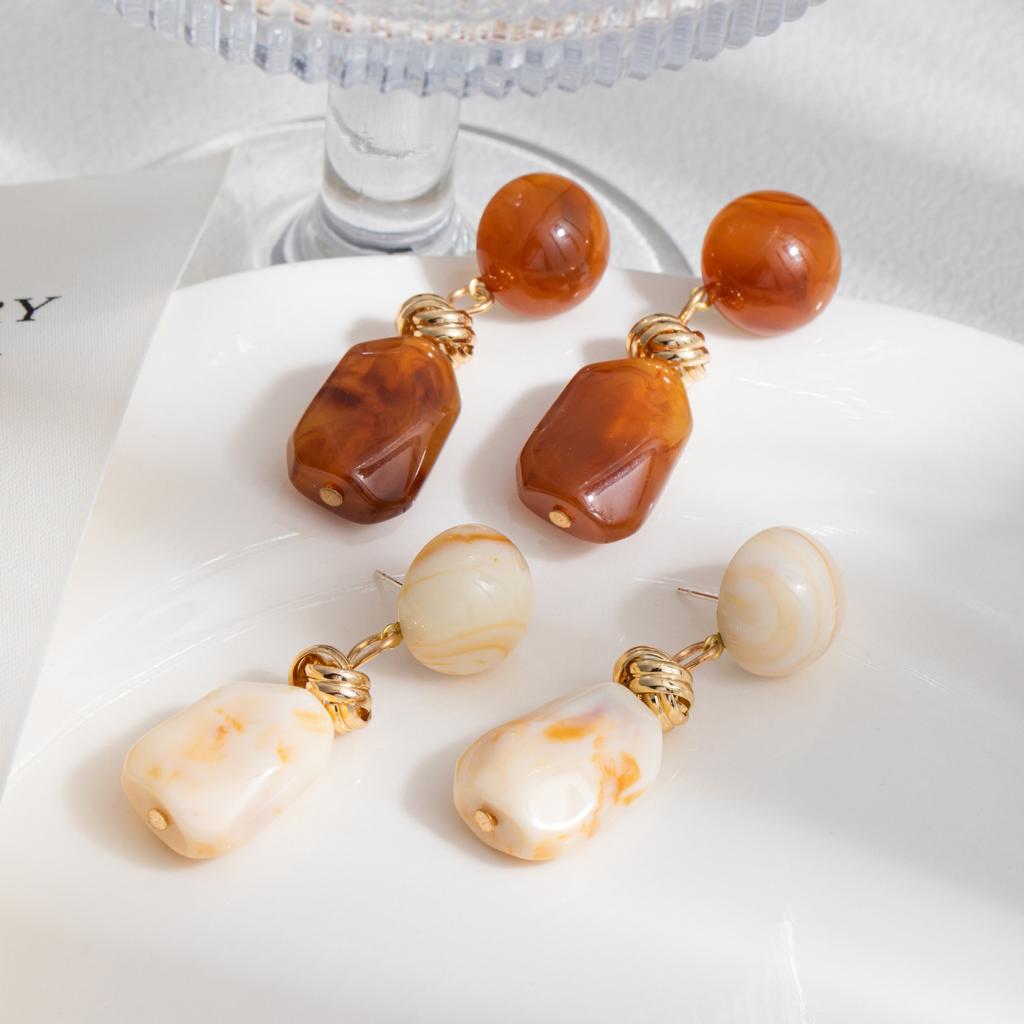 French Retro Cream Vermilion Special-Shaped Stone Earrings, Niche Design High-End Light Luxury Temperament Earrings