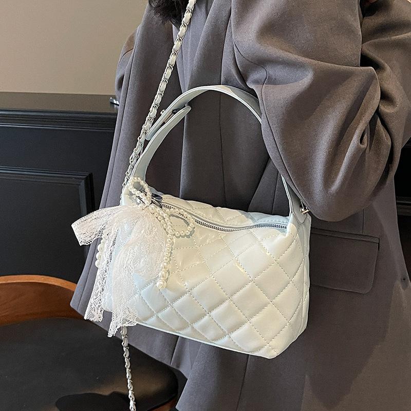 Popular wholesale high-end small fragrance temperament portable pillow bag women's light luxury diamond chain versatile messenger bag