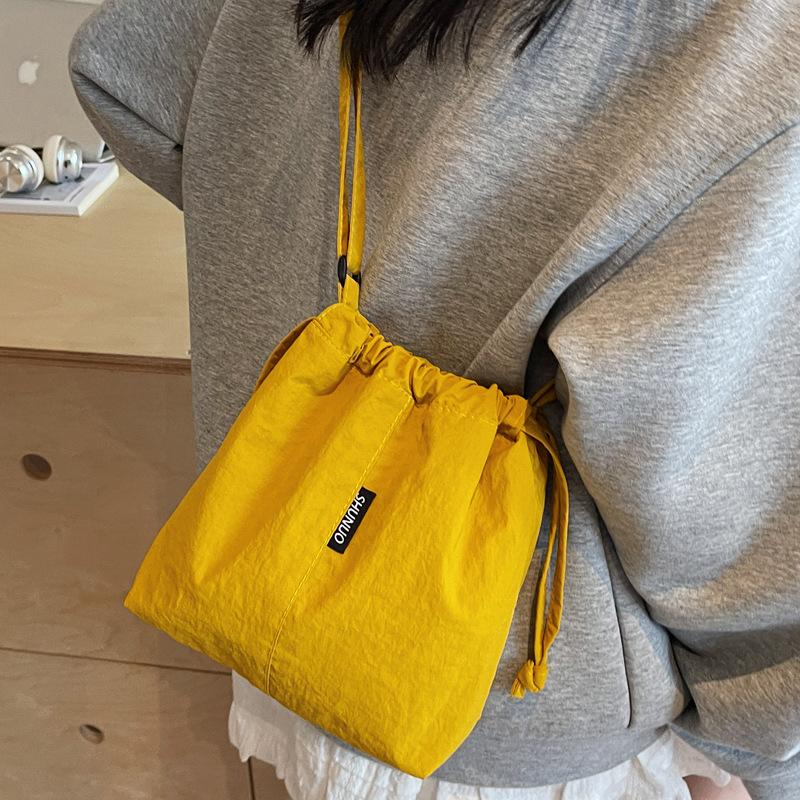 Daily lightweight messenger bag girl 2025 new fashion versatile shoulder bag popular bucket bag mobile phone bag