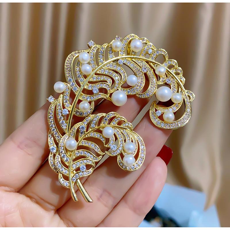 

Роскошная брошь из натурального жемчуга в виде пера: Элегантная универсальная брошь для светских львиц