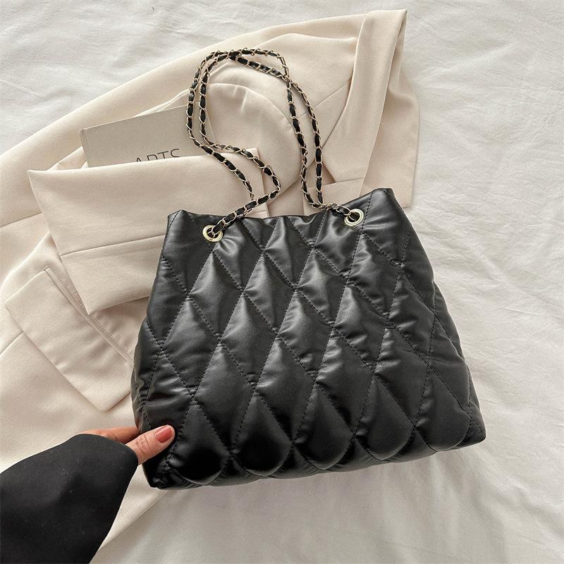 Large Capacity Fashion Rhombus Embroidery Thread Versatile Chain Shoulder Bag Women 2025 New Texture Tote Bag Women