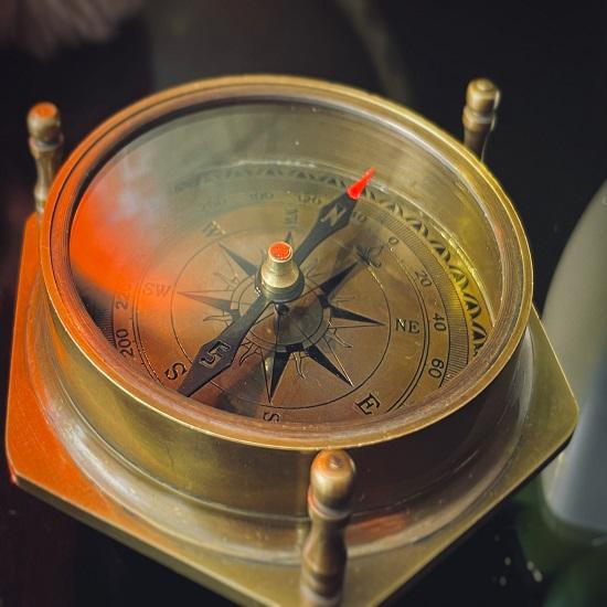Kompas s vestavěným 40letým kalendářem Navigace a organizace s nadčasovým stylem, kalendář, kompas, jedinečný, starožitný design