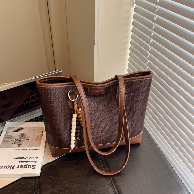 Retro large-capacity bag women's 2025 new niche high-end sense popular fashion shoulder bag commuter tote bag