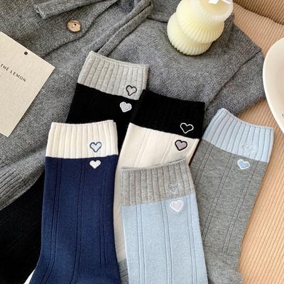 Vertikal gestreifte Spitzensocken, Damen Herzförmige bestickte Frotteesocken, Damen Atmungsaktive Mid-Calf-Socken mit Birkenschuhen, Baumwollsocken