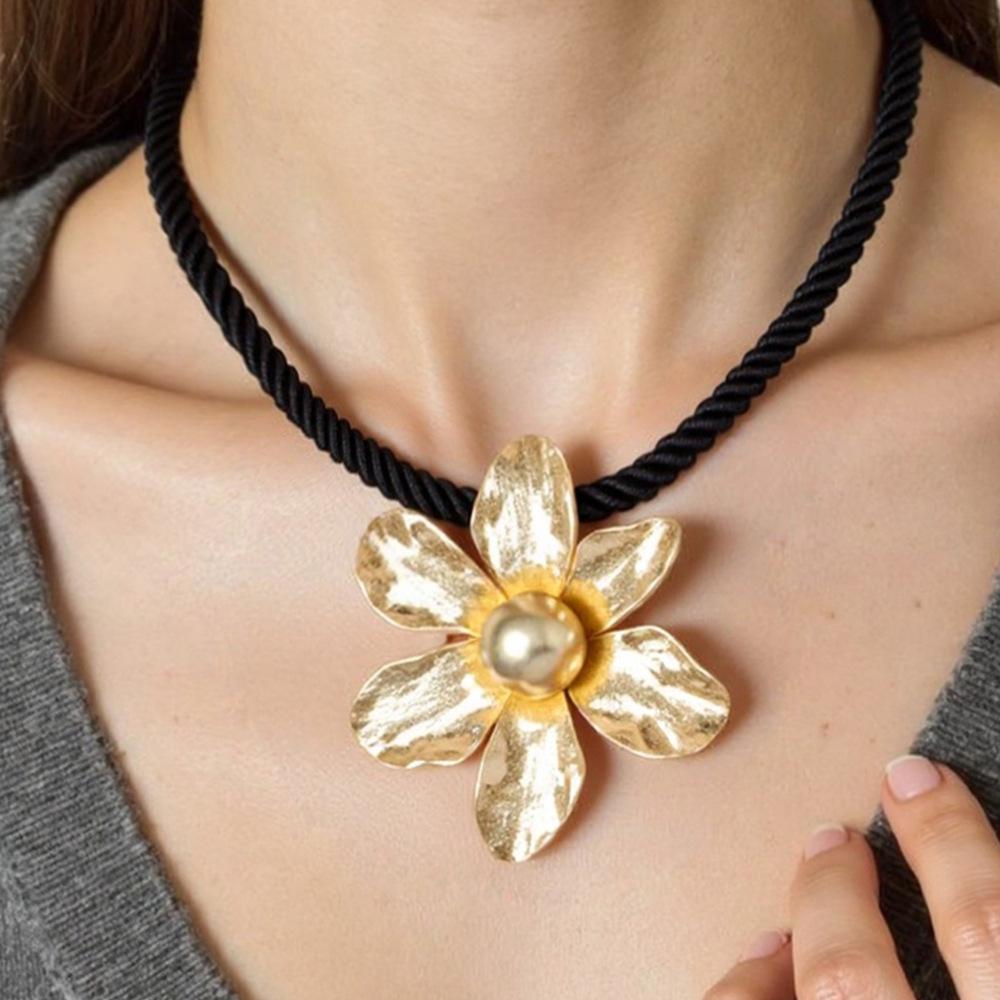 Europäisch-Amerikanische Herbst/Winter Metallic Punk Dicke Seil-Halskette mit 3D-Blumendesign