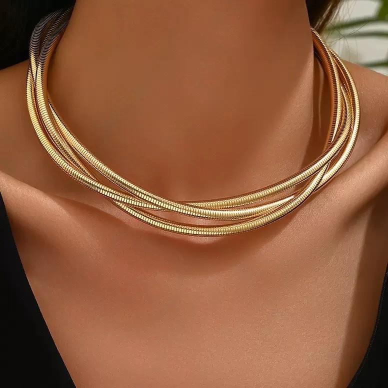 Návrhářský límec inspirovaný náhrdelníkem s otevřeným límcem