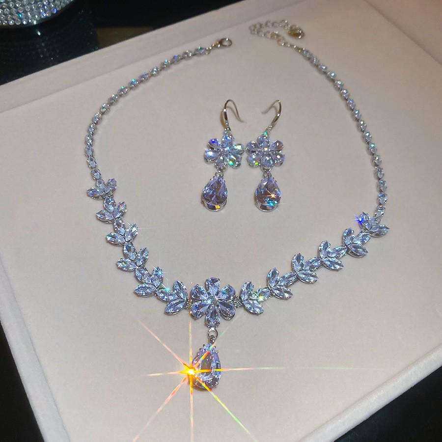 Sada čtvercových náušnic s kamínky a náhrdelníku: Elegantní, Luxusní a Všestranný Choker Šperk