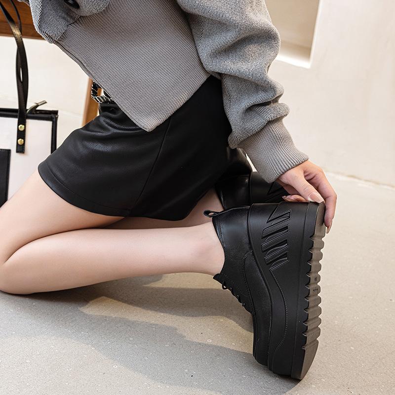 

Женская обувь на платформе 2025 осень и зима новая повседневная обувь женская танкетка увеличивающая рост одинарная обувь на шнуровке круглый носок белая обувь женская 39 чёрный