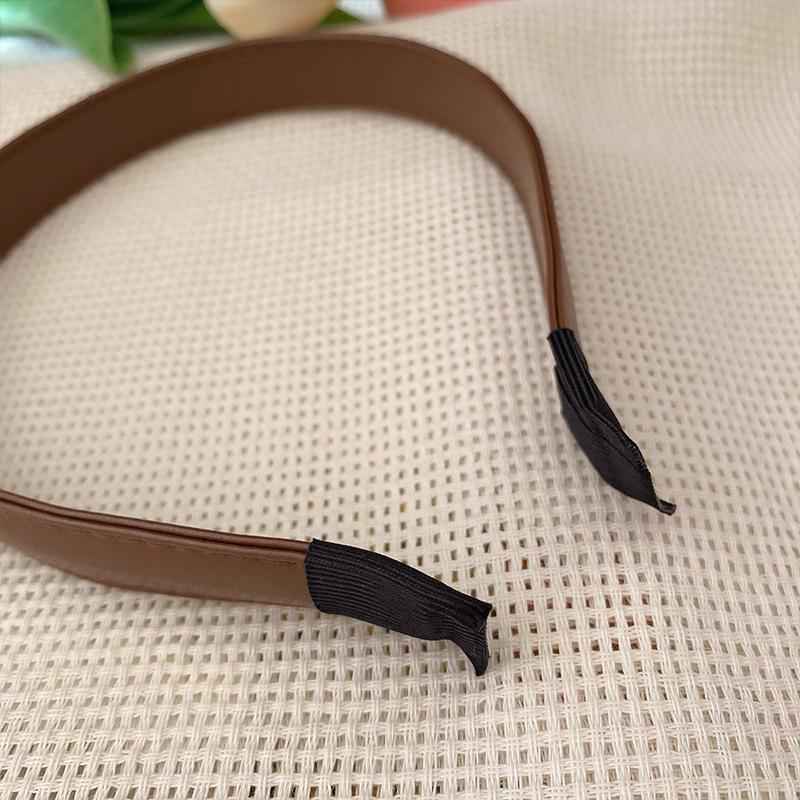 1pc Maroon Leather Hair Clip with Heart Design, New High-Crowned Hairpin for Washing and Non-Slip,atile Women's Hair Accessory