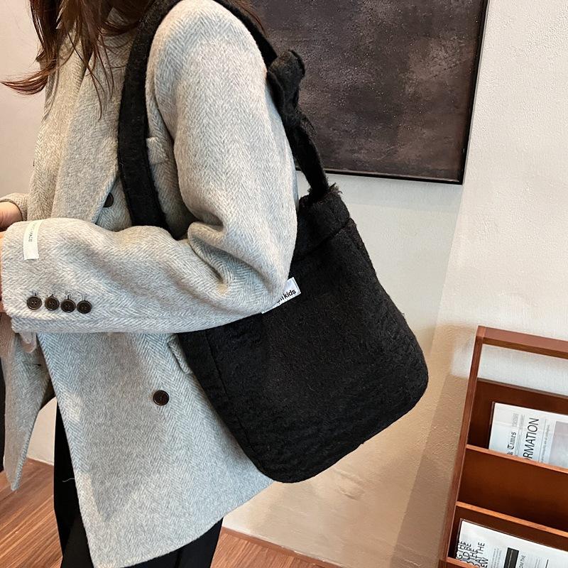 2025 New Fresh and Cute Armpit Bag Women's Plush Fashion Bucket Bag Large Capacity Casual Shoulder Crossbody Bag