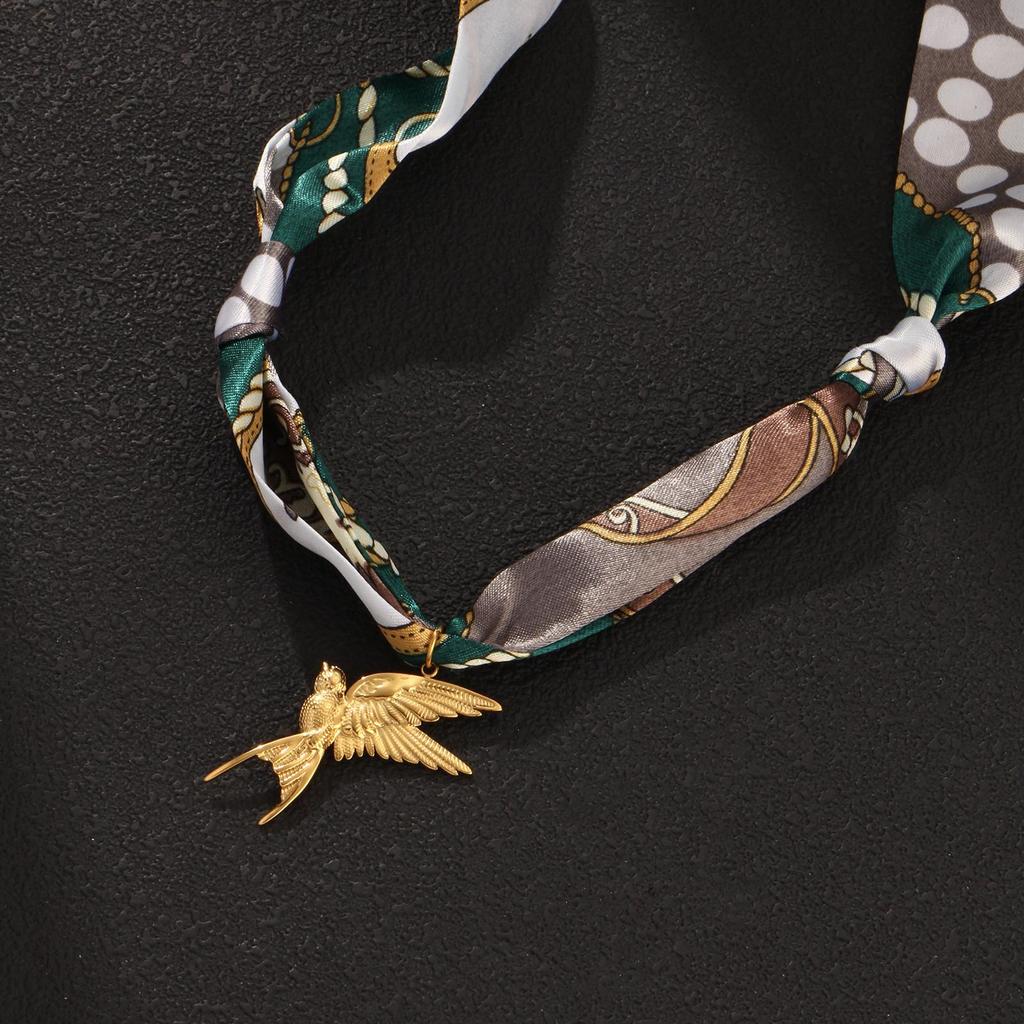 Vintage Grün-Brauner Seidenschal mit Vogelanhänger French Knot Halskette