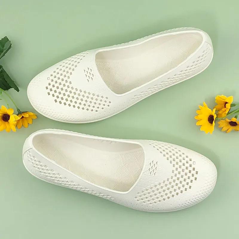 WTEMPO Schwarze Atmungsaktive Flache Schuhe mit Aussparungen, Dickem Absatz und Rutschfester Sohle, Lässige Frühling-Sommer Schuhe für Damen in Großen Größen, Vielseitige Einzelne Arbeits-Slipper