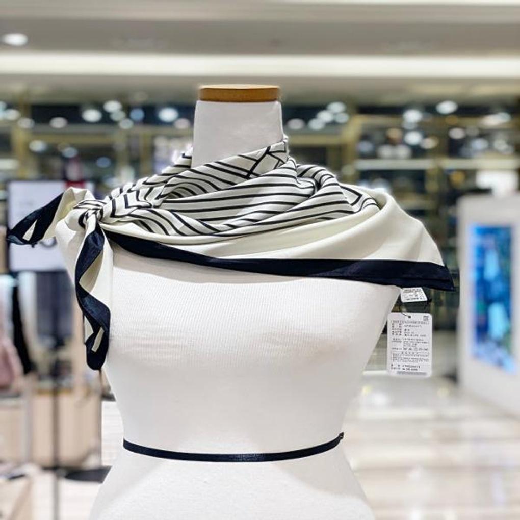 MJ Arnaldobasini Quadratmuster Kleiner Schal 20417