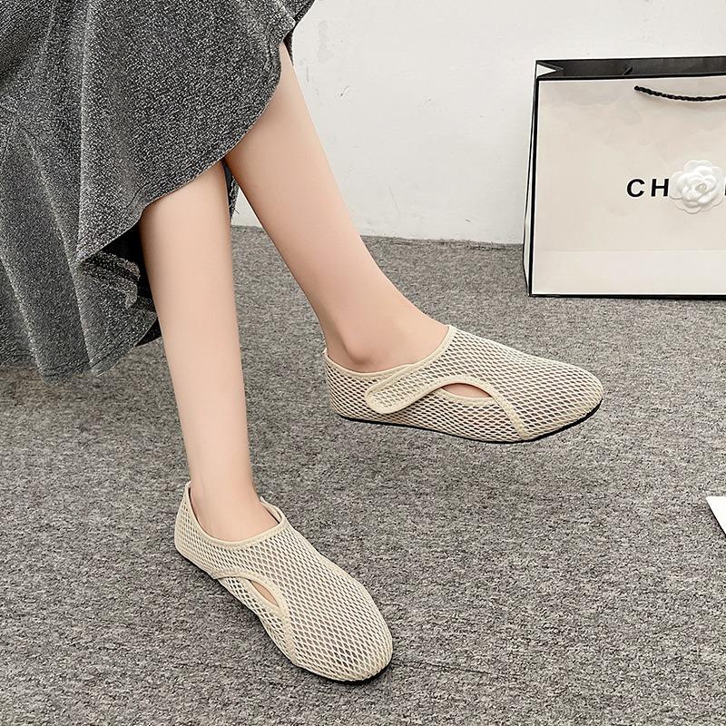 2025 new summer mesh shoes with a high-end feel, round toe breathable toe cover, half slippers, straight strap, flat sandals