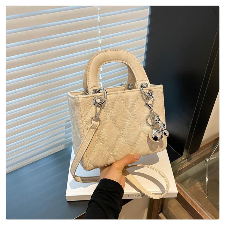 

Французская нишевая сумка класса люкс 2025 года, новая популярная высококлассная сумка через плечо, портативная сумка для通勤 в иностранном стиле, сумка принцессы Дианы