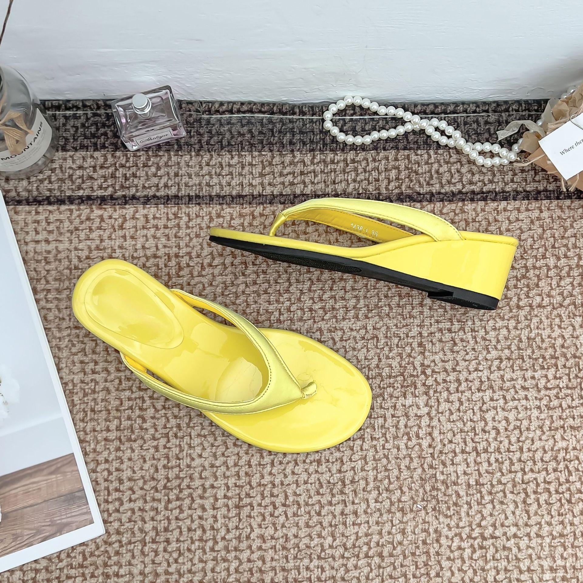 

Flip-flops women wear thick-soled heel sandals women are not tired in summer, flat-soled women s shoes are versatile and advanced 39 жёлтый