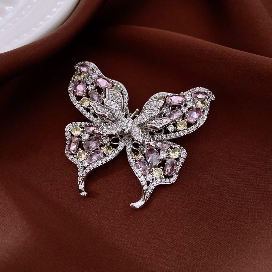 Średniowieczna Vintage Broszka z Kontrastującą Pszczołą Inkrustowana Diamentami Retro Lekki Luksus High-endowa Korsaż Wykwintne Wszechstronne Dodatki Kobiety