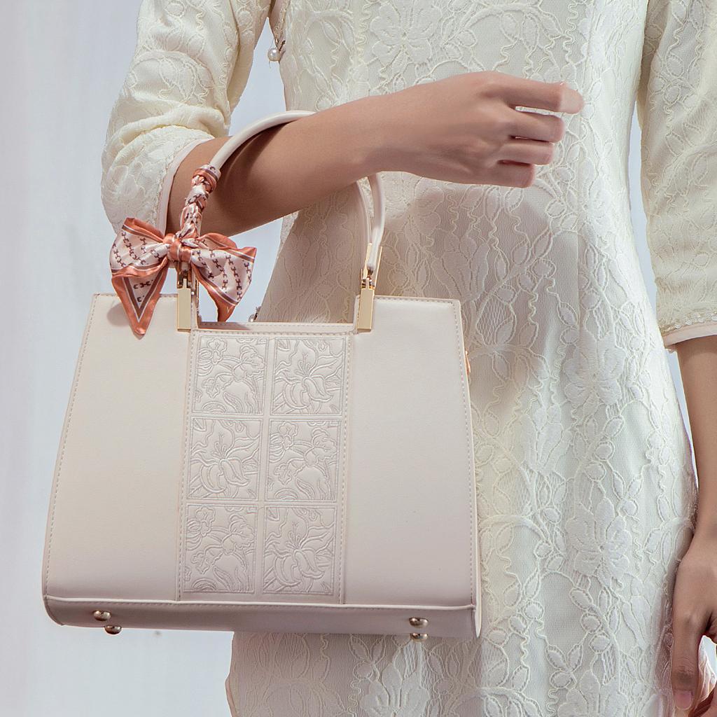 Mother's Day gift: Embroidered new Chinese-style large-capacity handbag for women, elegant and high-end crossbody bag for mothers