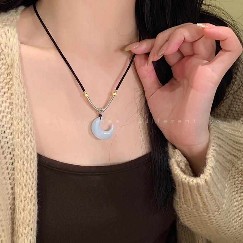 

Fairy ice transparent resin moon pendant necklace female niche cute girlfriend collarbone chain high-end love couple gift matching