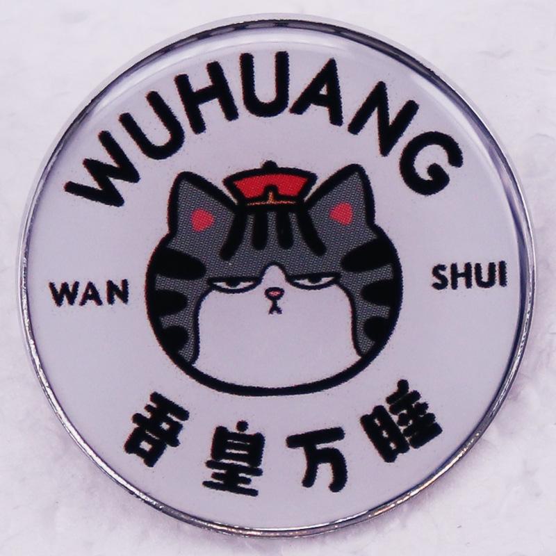 Sleepy Emperor Cat Brooch - Cute Lazy Accessory