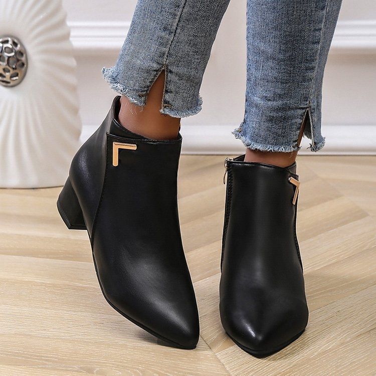 Niche comfortable casual pointed short boots 2025 autumn and winter new Martin boots slim versatile fashionable women's short boots