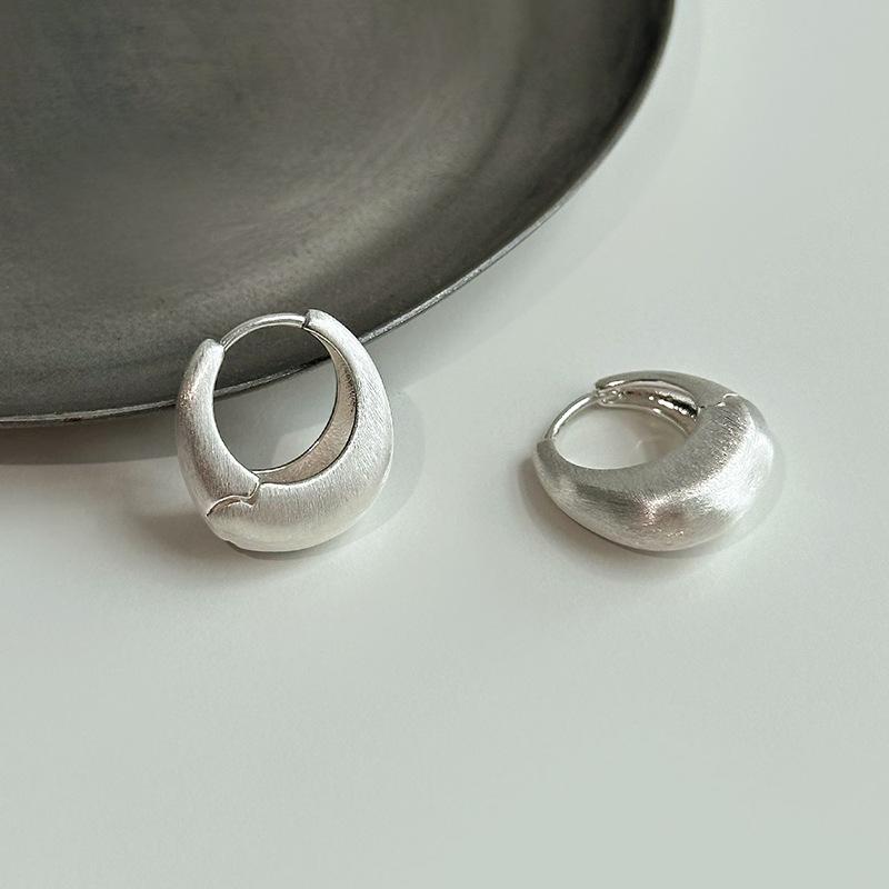 

Simple brushed metal ear buckles Korean high-end earrings cold matte plain ring earrings