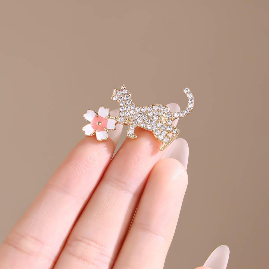 Cute Cherry Blossom Cat Small Brooch Female Design Sense Corsage Neckline Pin Clothing Accessories Fashion Versatile Anti-light