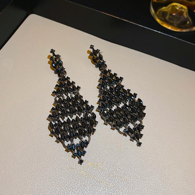 Exaggerated diamond-set rhombus black earrings Heavy Industry high-end earrings Fashion light luxury temperament earrings Women
