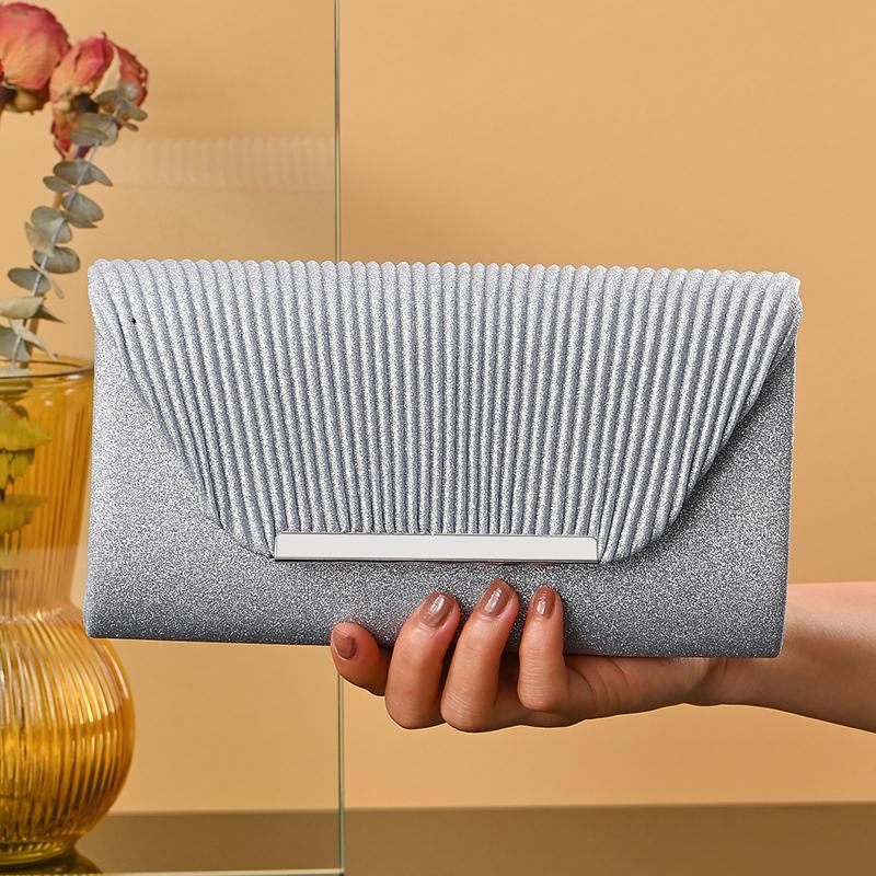The  fashionable shell-patterned chain single-shoulder bag with metal magnetic buckle is a versatile wedding banquet hand-hel