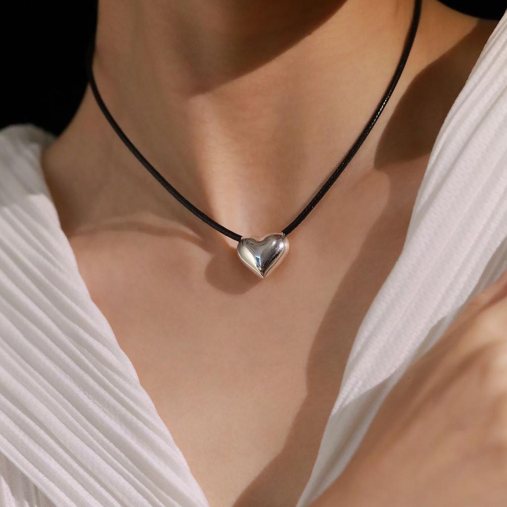 Cold Wind Black Rope Love Pull Necklace Women'S Simple Niche Design Peach Heart Sweater Chain