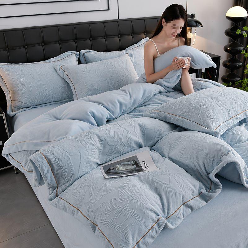 G5Z2025 Autumn/Winter Milk Velvet 4-Piece Solid Color Luxury Carved Bedding Set with Fitted Sheet.