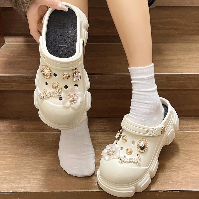 Stepping on shit feeling hole shoes women's summer thick soles increase height baotou fashion wear new beach soft soles cool slippers