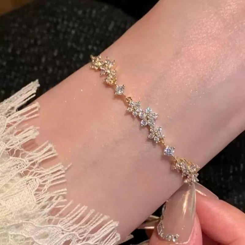 Petite Flower-shaped Zircon Pull Bracelet - Perfect for All Occasions, Exuding A Sophisticated and Elegant Vibe.