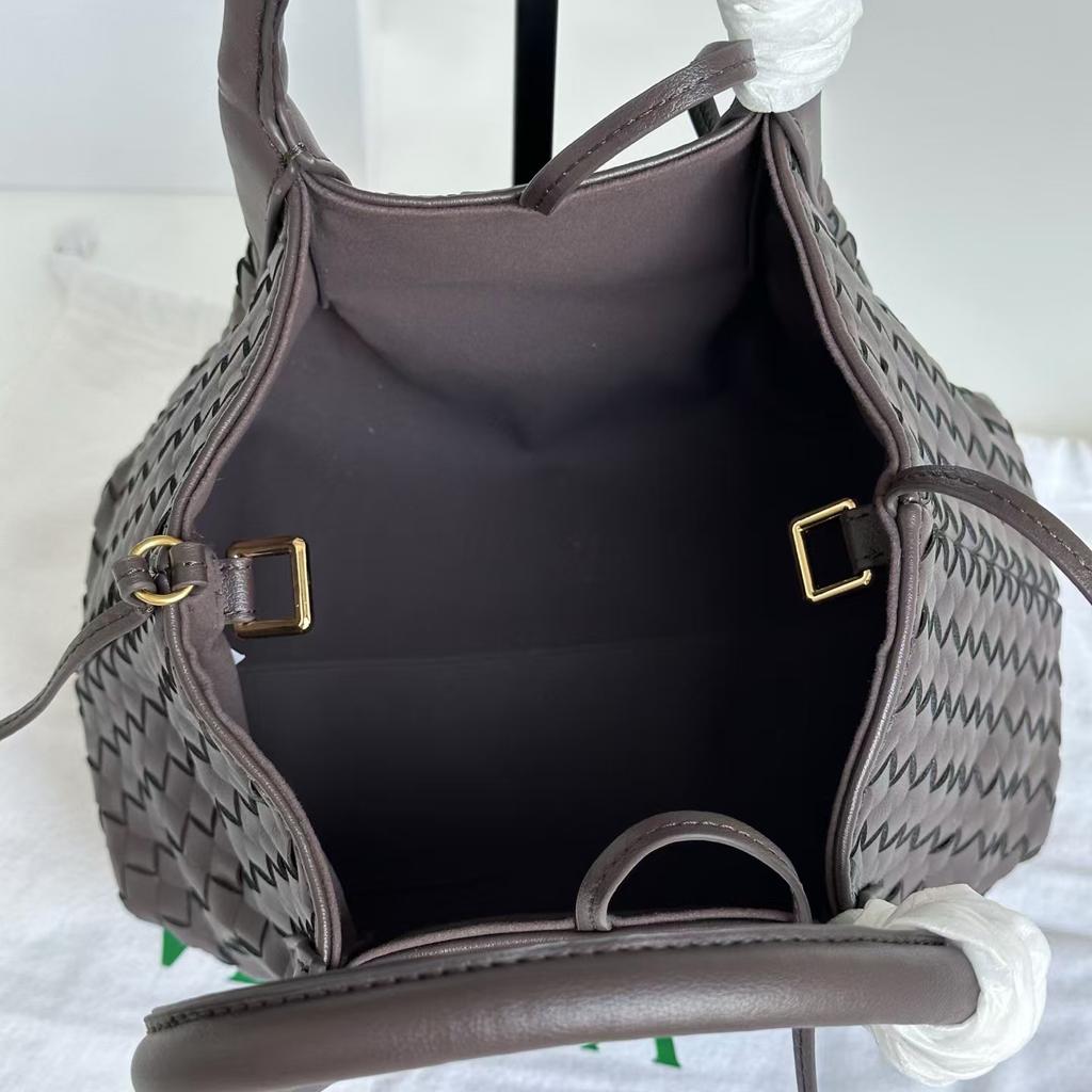 2025 Bolsa de ombro feminina tecida em couro bovino de luxo leve transfronteiriça, bolsa de compras para mães, bolsa carteiro premium para o dia a dia feminina