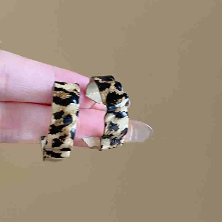 Kolczyki koła ze skóry z geometrycznym nadrukiem w panterkę na srebrnej igle