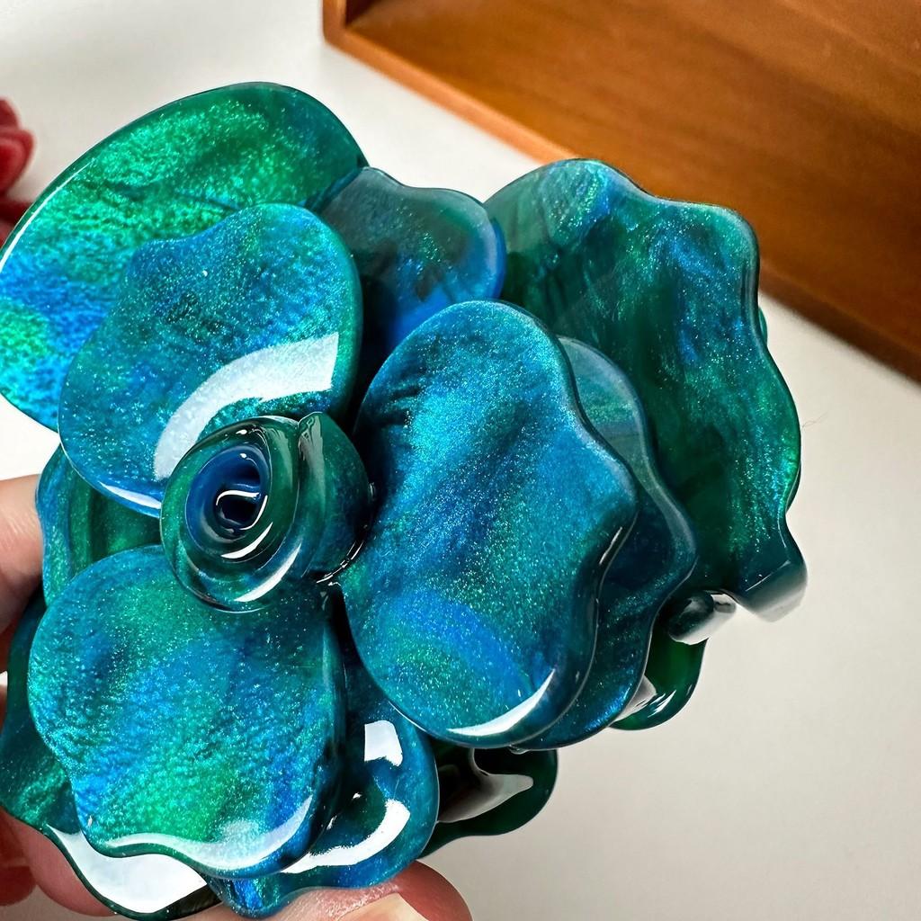 Chic Hair Womens Claw Clip With Beautiful Rose Accents In Elegant Spring Colors For 2025