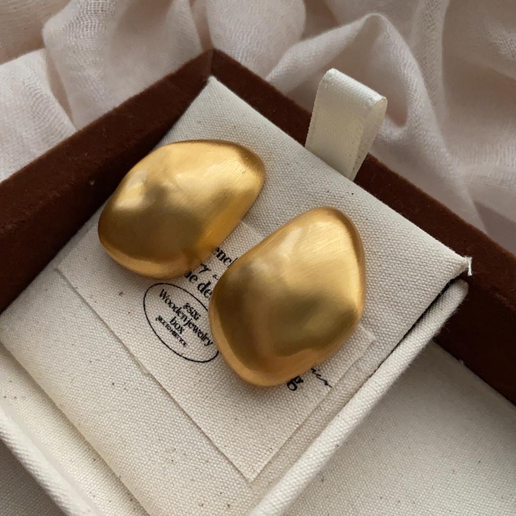 Exquisite niche metal brushed matte ball stud earrings for women's commuting senior temperament simple and versatile earrings