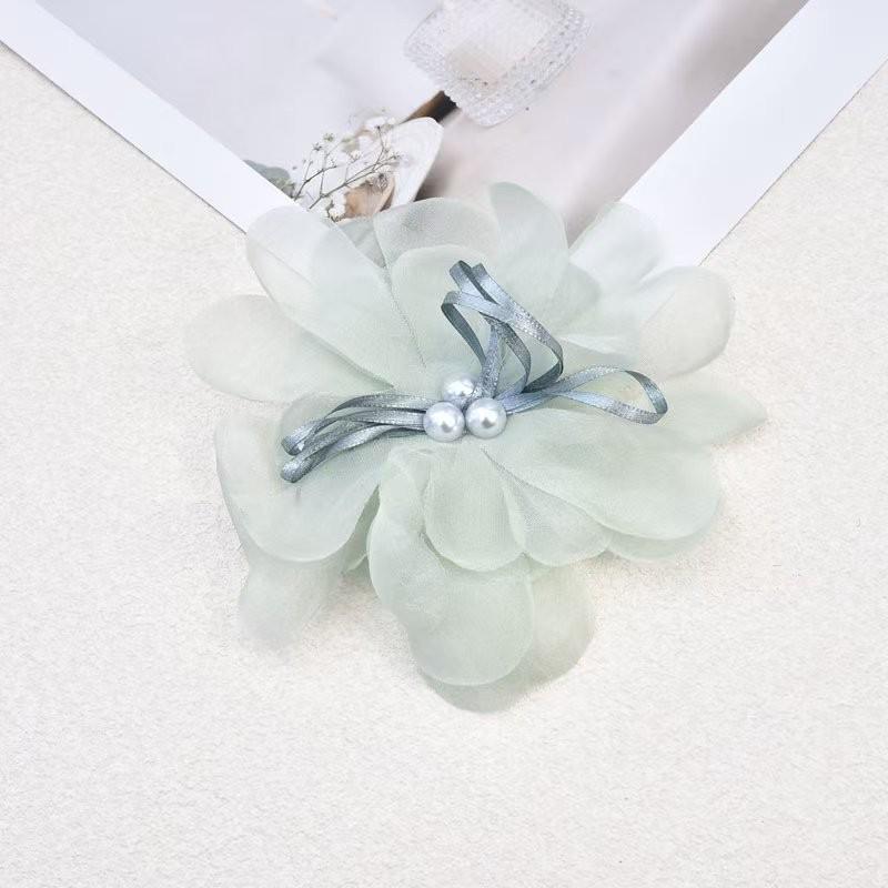 Ručně vyrobená mašle z perlové příze: Organzová květina pro vlasové a oděvní doplňky, šperky a DIY řemesla