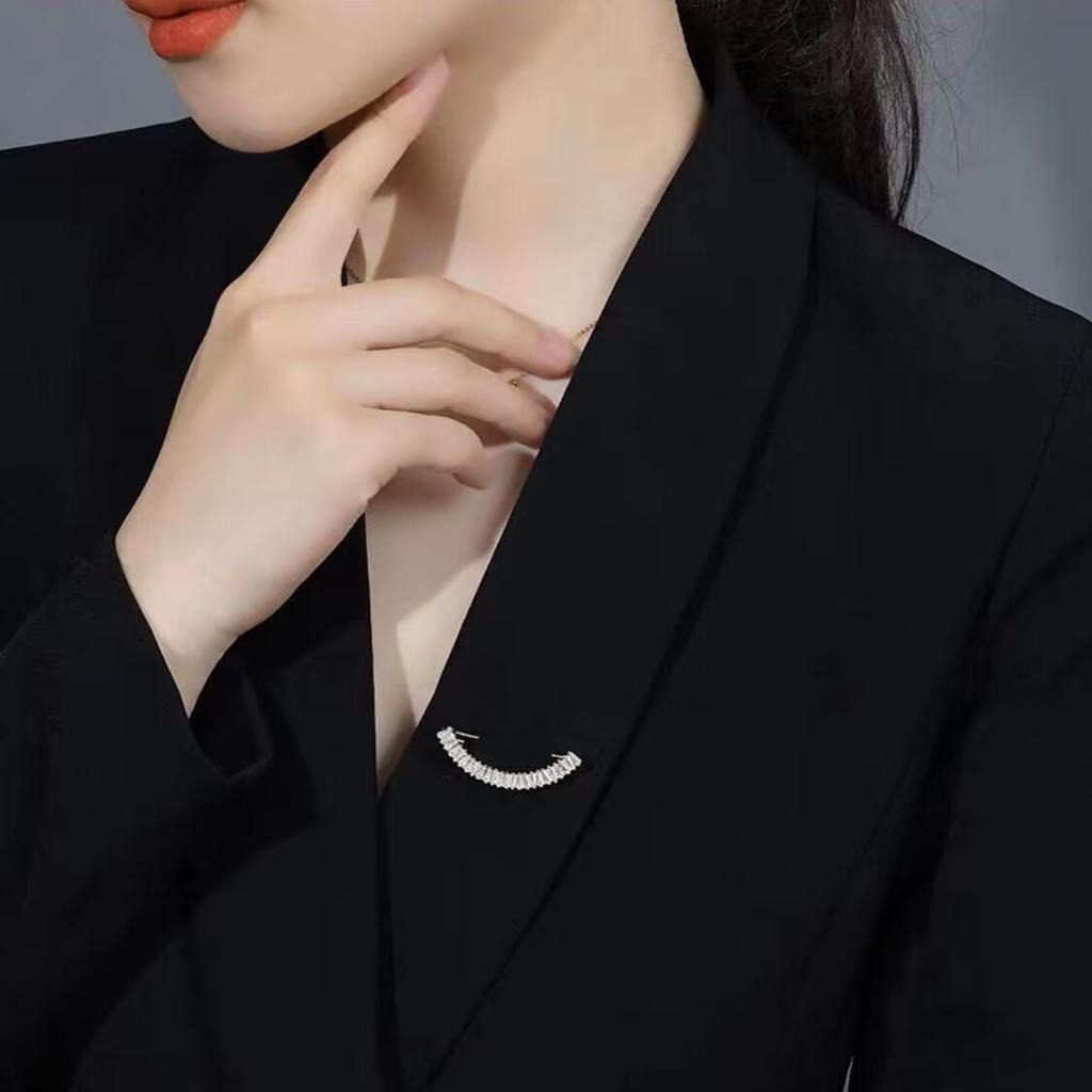 1PCS Simple Smile Brooch Anti-exposure Chest Buckle Clothing Collar Accessories Waist Change Artifact Waist Pin Scarf Buckle