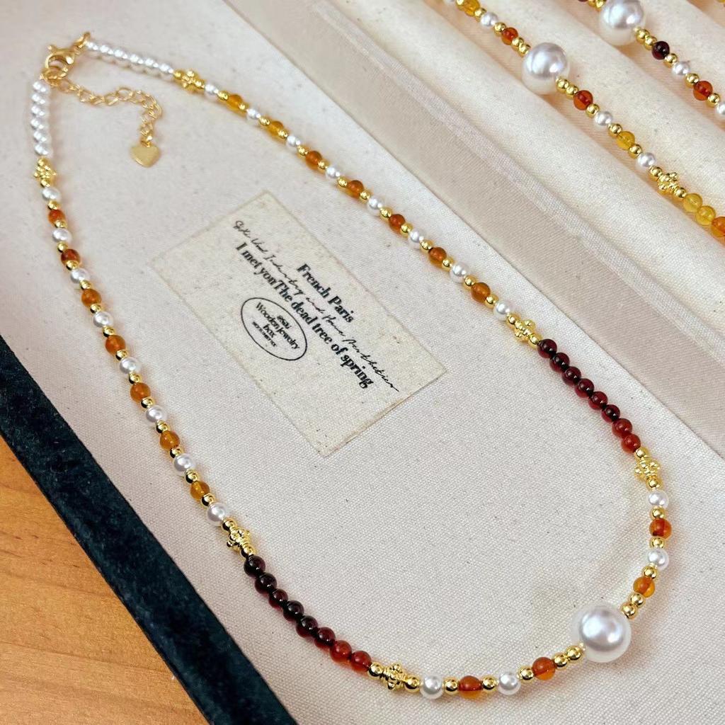 Vintage Autumn And Winter Maillard Style Natural Amber Beeswax Artificial Crystal Cold White Pearl Collarbone Chain Necklace
