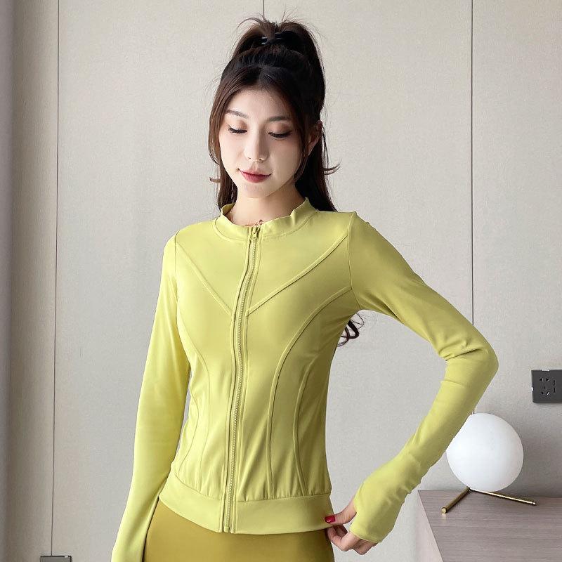 Zestaw Fitness dla Drobnych Kobiet 2024: Biała kurtka do biegania i spodnie do jogi