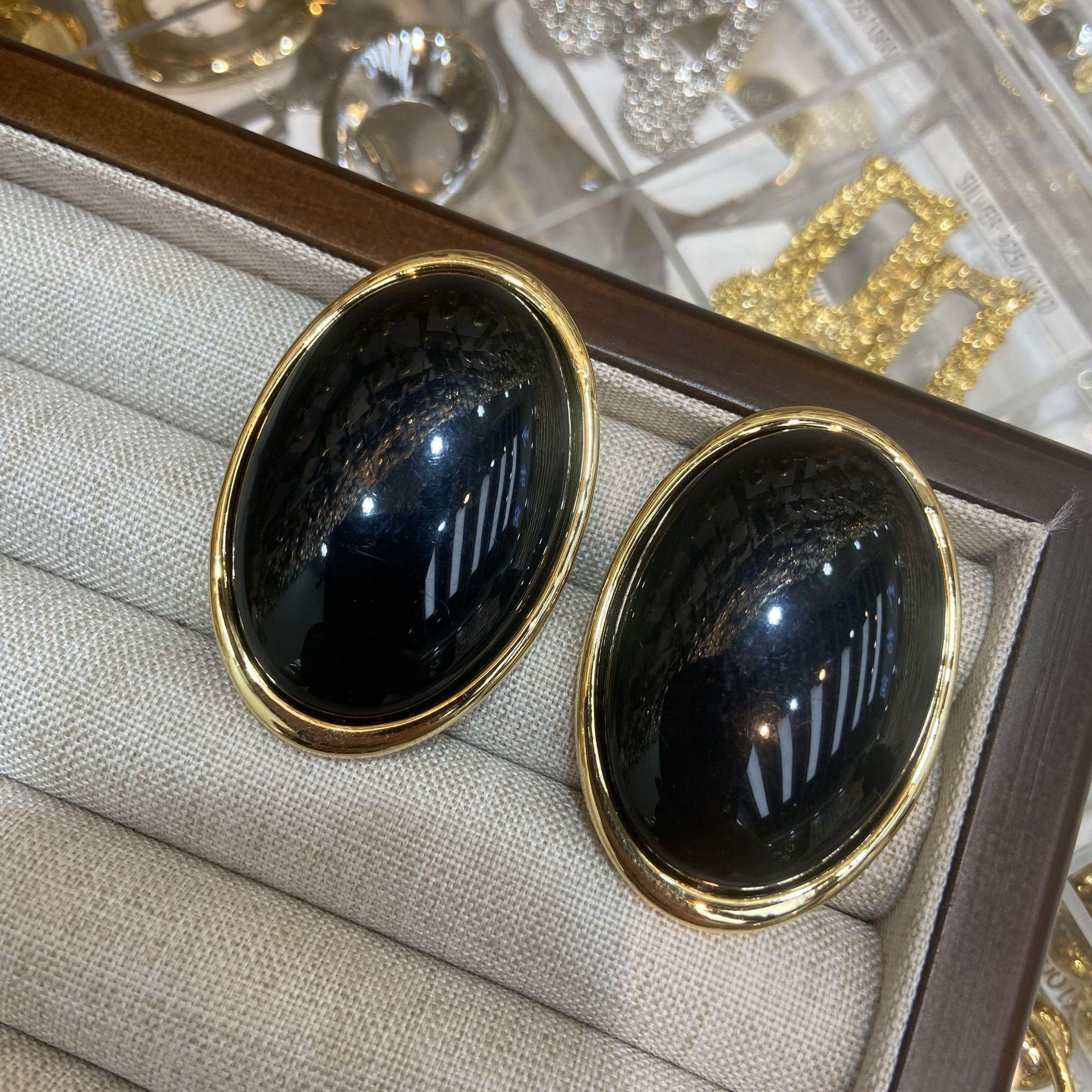 

Серьги-гвоздики овальной формы с преувеличенным бордовым отливом, простые темпераментные модные серьги, женские ретро-серьги черного цвета на осень и зиму