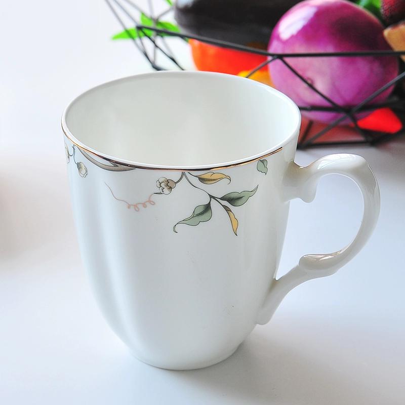 Caneca de Porcelana Fina, Caneca de Café de Porcelana Branca com Alça, Xícara de Café com Padrão Floral e Detalhe Dourado, Segura para Micro-ondas, 1 peça