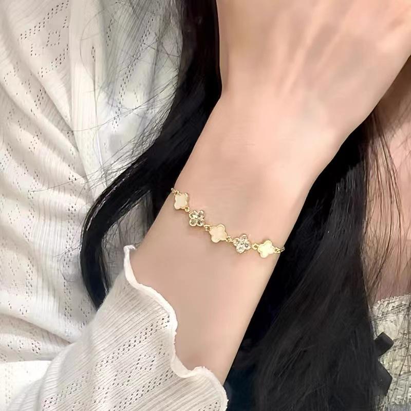 Korean Style Light Luxury Mother-of-Pearl Four-Leaf Clover Bracelet with Shiny Diamonds – Exquisite Adjustable Fashion Jewelry