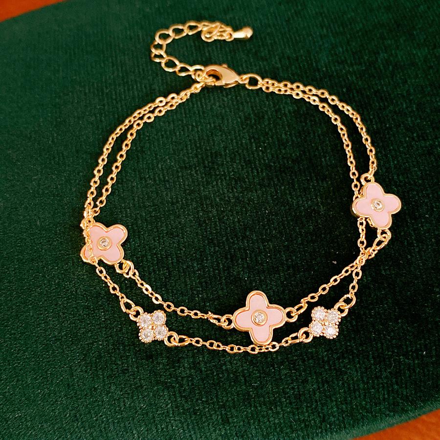 Gold-Plated Zircon & Mother-of-Pearl Four-Leaf Flower Bracelet: Elegant, Versatile, Luxurious Hand Jewelry.
