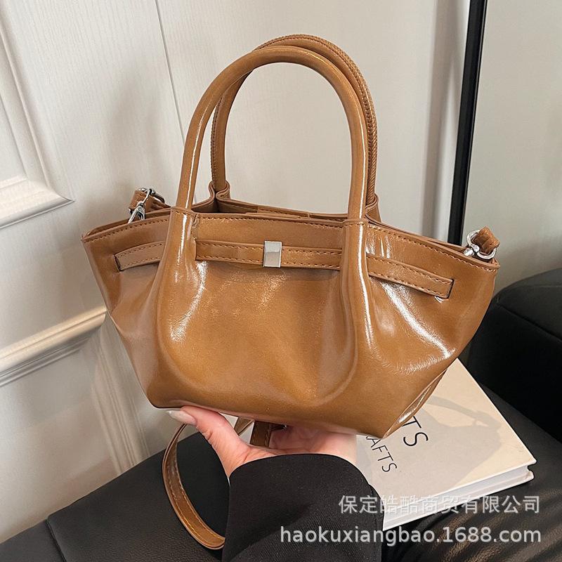 Large-capacity bag women's spring and summer versatile 2025 new casual retro messenger bag simple and popular portable bucket bag